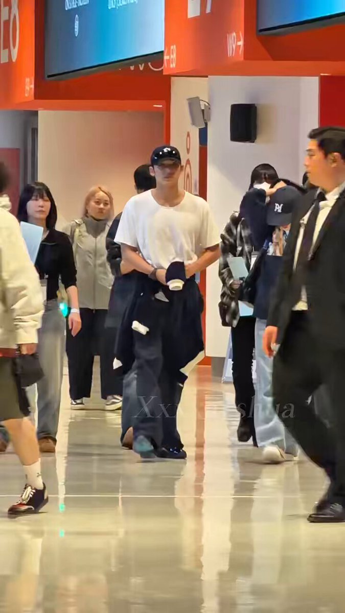 didn’t expect we got to see sinb mingyu interaction, sinb so cute look so small beside him 🫠