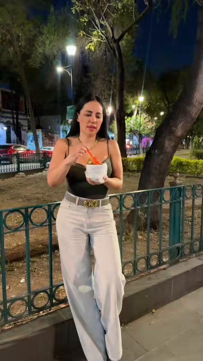 Aquí, afuera de mi casa, en Kiosco Morisko, disfrutando de unas patitas, mollejas y esquites con chile del que pica. ¡Buena noche desde la alcaldía #Cuauhtémoc! #SandraCuevasMX