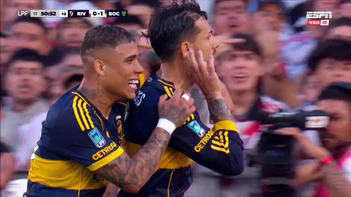 الكلاسيكو بين بوكا جونيورز v ريفر بليت باريديس سدد ركلة الجزاء بقوه واحتفل على طريقة ميسي ضد هولندا