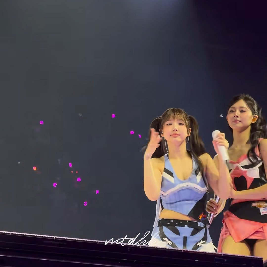 Nayeon getting scared by Tzuyu pushing her to correct her dancing in the wrong position 😭