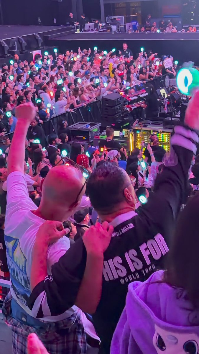 Mina's dad cheering so hard when Mina is right in front of them 😭