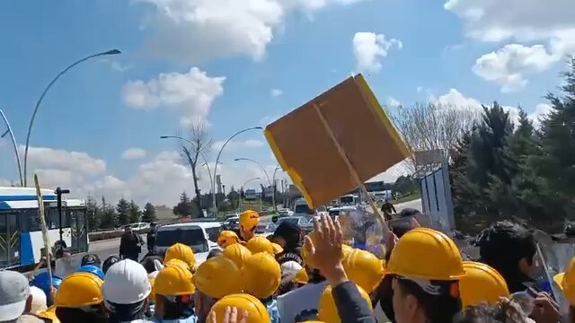 Genel Başkanımız Gökay Çakır ve Örgütlenme Uzmanınız Başaran Aksu gözaltına alındı, madenciler ablukada! Yıldızlar SSS Holding için yerlere itiliyor, gözaltına alınıyoruz. Madenciye görülen reva bu mu?! #MadencininEliniTut