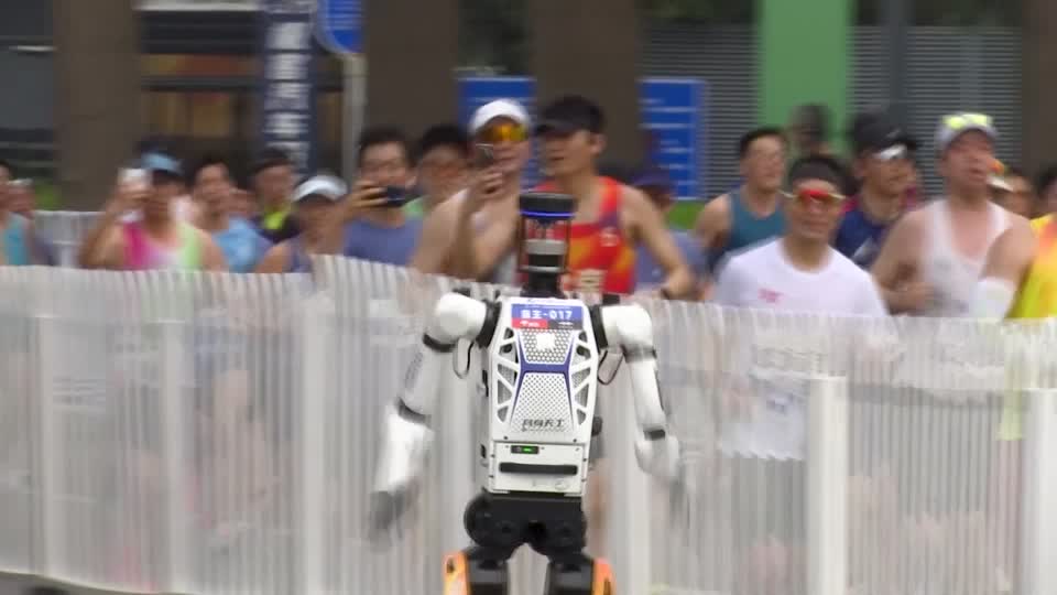 昨年の第1回「人間・ロボット混合レース」では大半のロボットがリタイア。その際、1位のロボットの記録は2時間40分で、人間の勝者の2倍以上の時間がかかった。