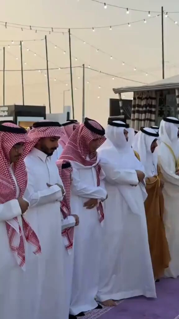 إيقاف غازي الذيابي لمدة سنتين ‼️ بعد مقطع صلاة العيد هو جماعته بدون تصريح تم فصل الامام من امامة المسجد وهو توقف وحكم بالسجن سنتين مع عدم الظهور ف السناب واخيرا راح نرتاح من بعض الهمجية في الطرح وفالمحتوى اكثر انسان دعيت انه ماعاد اشوف له شي بمواقع التواصل من كثر ماغثنا ودبل كبدنا كذا من الله ماله قبول سبحان الله ثقيل عالمعدة جججدا