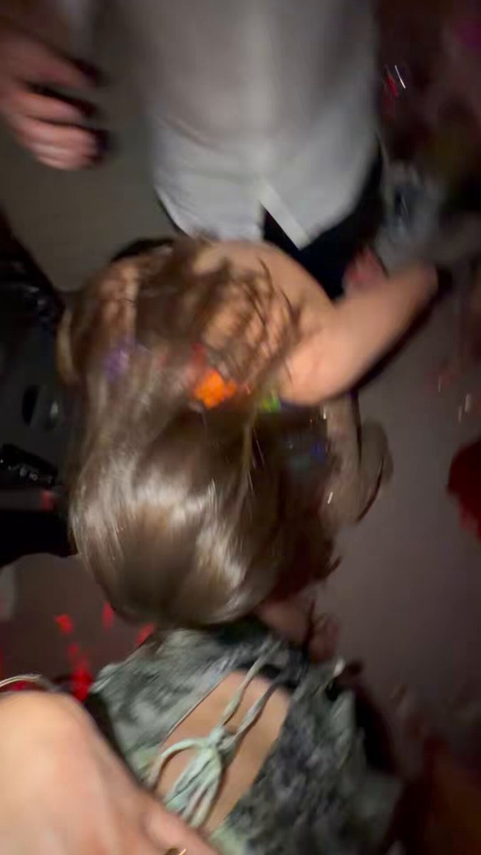 Kelly tries to get Tommy on her back
