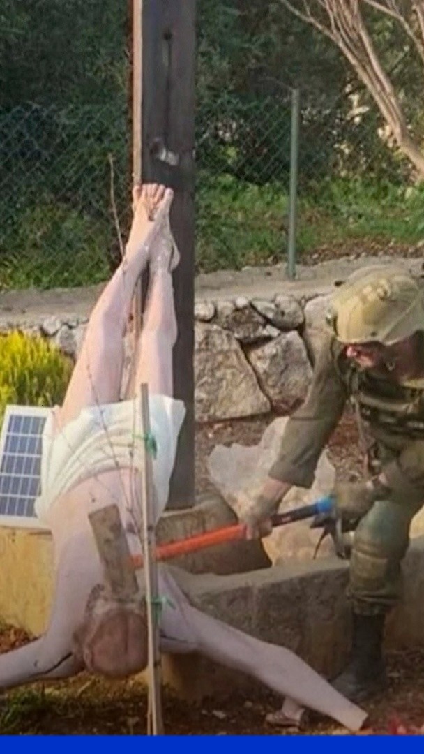 Un soldat israélien a été photographié en train de frapper une statue de Jésus-Christ au Liban
