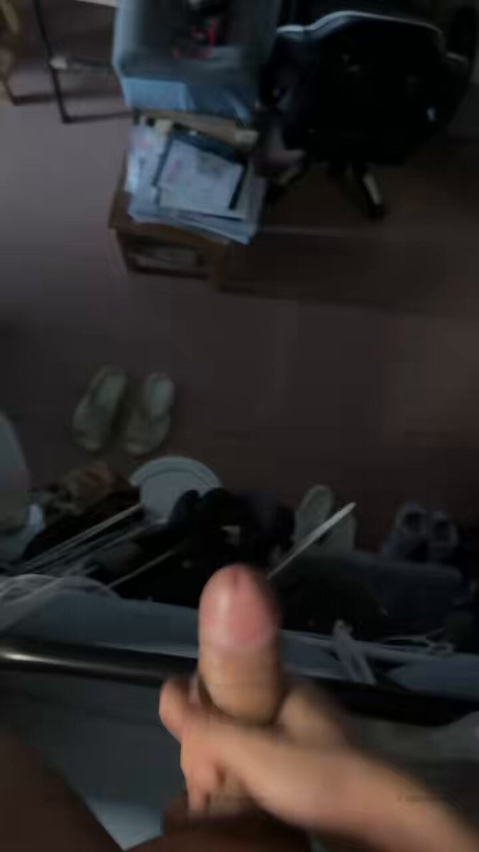 要射了发现室友出门了，于是我…