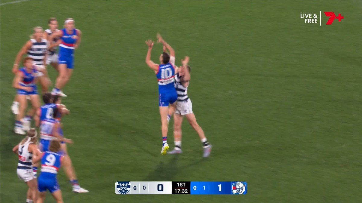 "What is clear when they opted not to repair the knee (via surgery) that it was going to be vulnerable ... Knowing all of that, I just cannot believe that you would put this player into the ruck." 🗣️ Kane Cornes on the Bulldogs opting against surgery for Sam Darcy in 2025