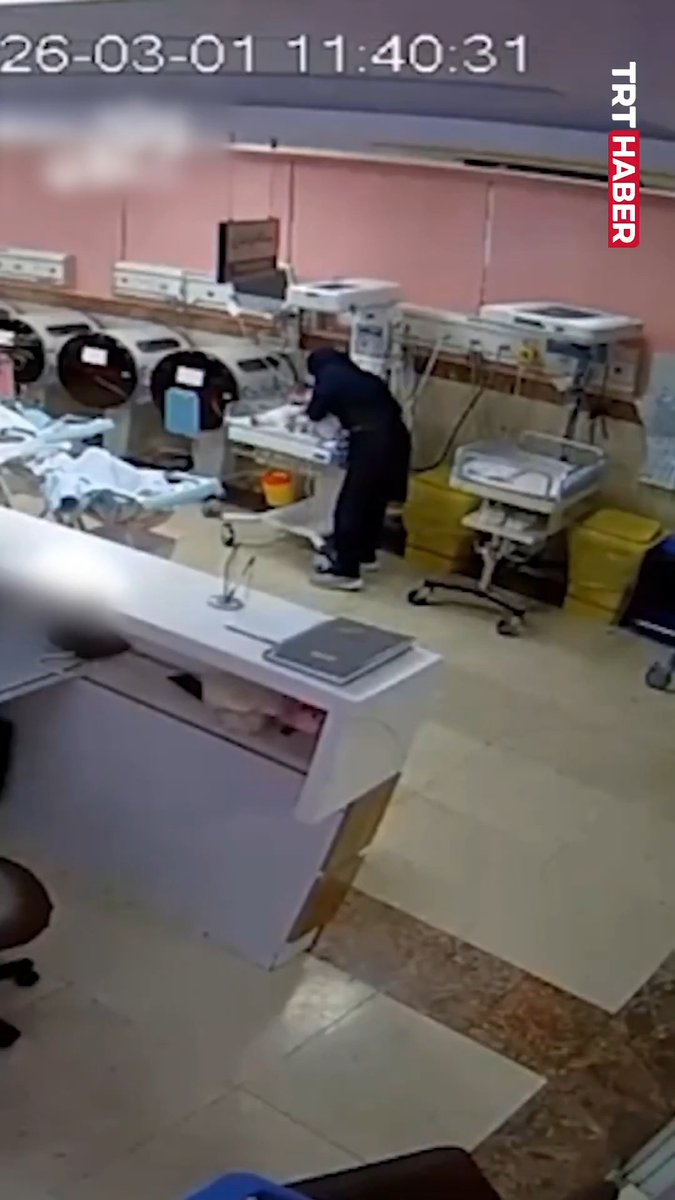 ABD ve İsrail'in Tahran'da bombaladığı bir hastaneden yeni doğan bebeklerin kurtarılma anları...