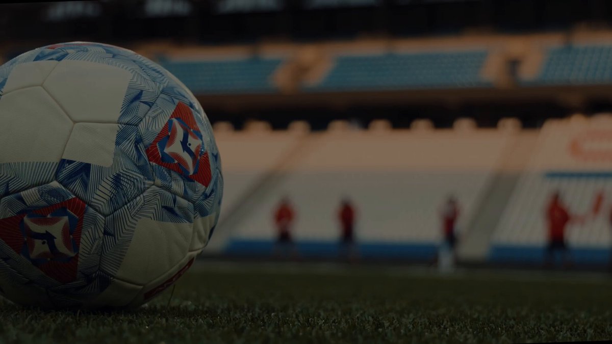 Jornada de emociones en el último entrenamiento del equipo antes de enfrentar a Unión La Calera ⚪️🔵 Un pasillo de honor por el que caminó el presidente Juan Tagle fue el homenaje de nuestro plantel para quien liderara por una década a Cruzados. Merecido reconocimiento en el que los tres capitanes le entregaron su camiseta. Hoy Juan culmina su gestión y solo nos resta decir: Muchas gracias, Cruzado de Corazón 🤍💙