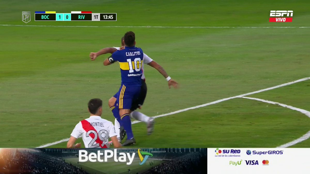 Tévez le hizo la misma falta a Maidana. Juegan con otro reglamento.
