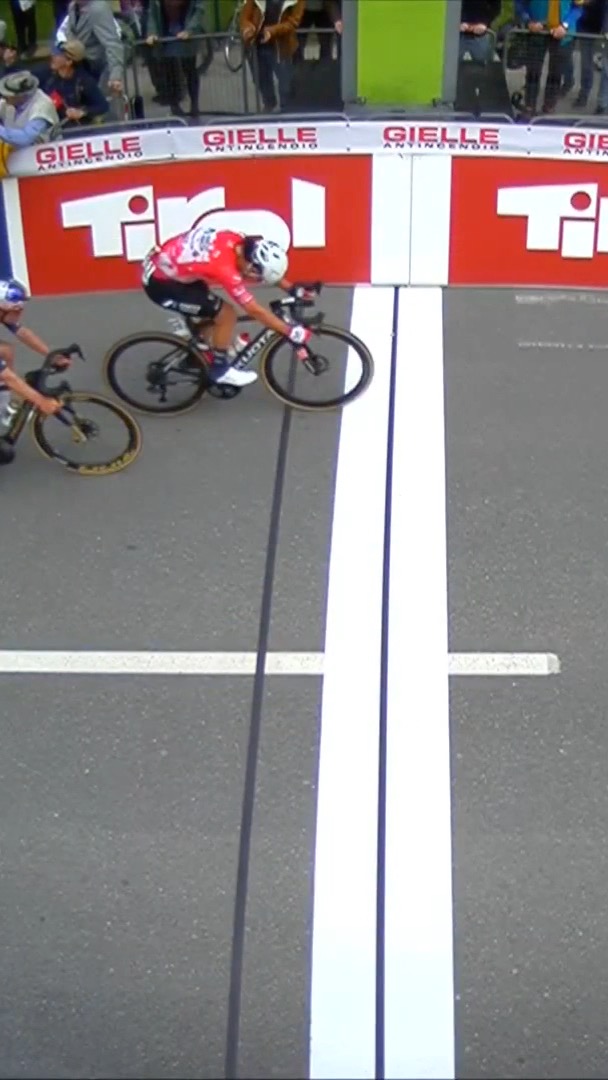 Tommaso Dati denies Tom Pidcock of the opening stage at the Tour of the Alps after a chaotic sprint! 💪🇮🇹