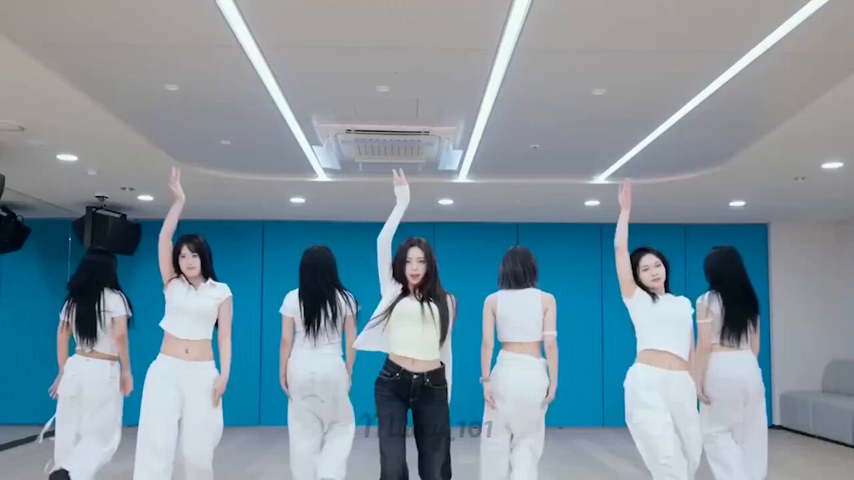 A talented MIDZY made another sweet stage mix edit of Yuna’s “Ice Cream” music show performances.
