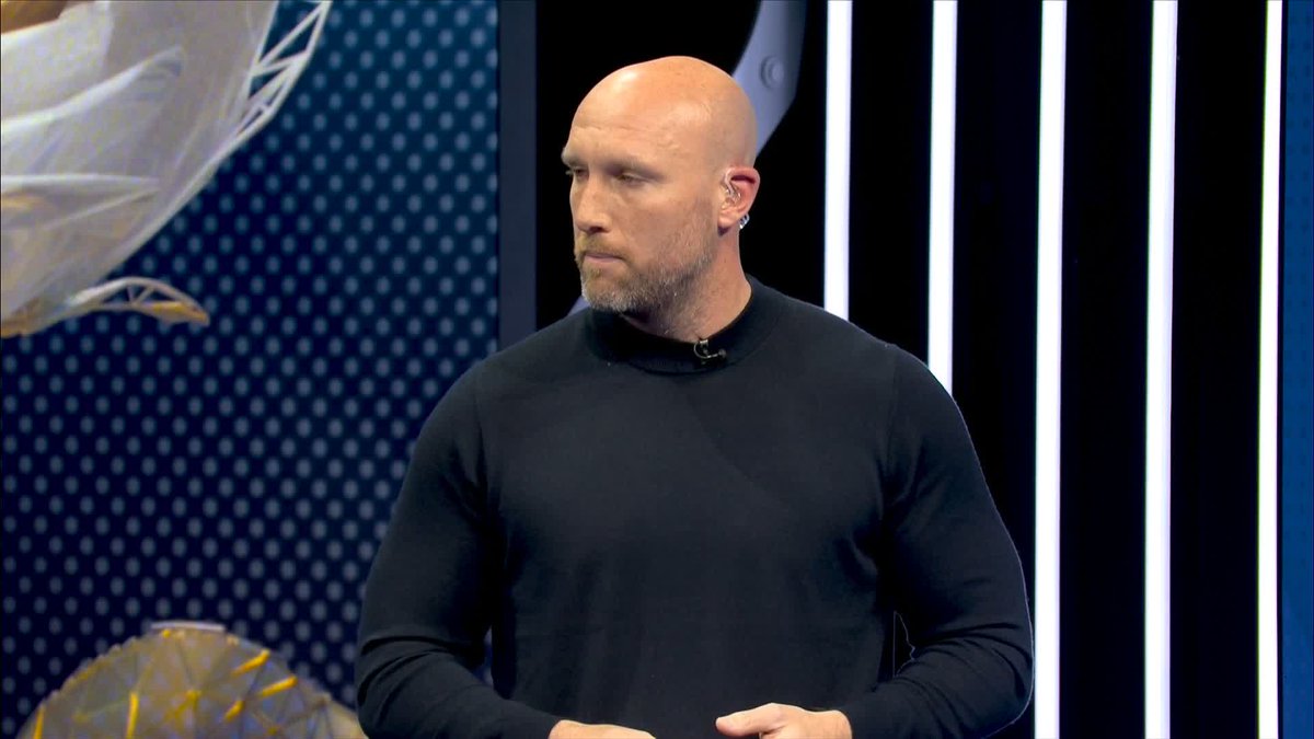 "Get off, Rio" 😂 Dean Ashton reflects on THAT overhead kick 👏