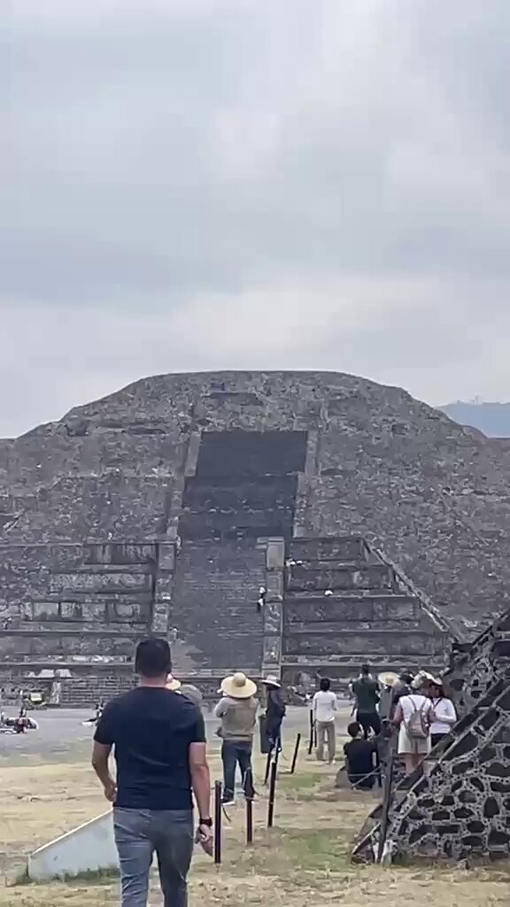 🚨 Así la situación en Teotihuacán Un hombre disparó en la Pirámide de la Luna, según los reportes