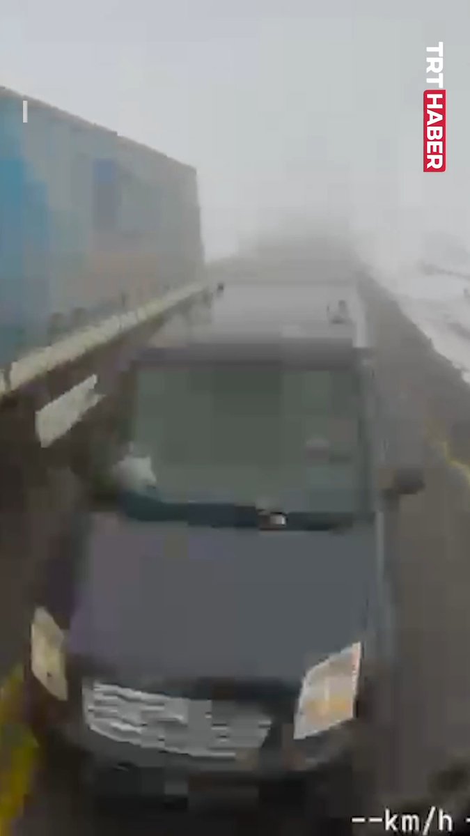 Sisli havada hatalı sollama yapan araç sürücüsü karşı yönden gelen tırla kafa kafaya çarpıştı, 2 kişi yaralandı. 📍Artvin
