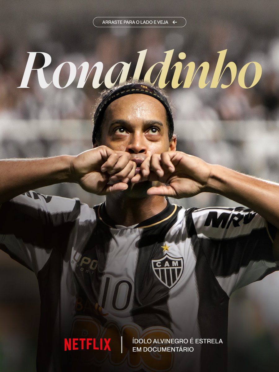 Teve magia no mundo inteiro, mas foi aqui, no Galo, que ela virou raça, título de Libertadores e eternidade. 🧙🏽‍♂️🖤🤍⚽️ Ronaldinho chegou, vestiu o manto e foi fundamental para levar o Atlético ao topo da América, liderando uma campanha épica. 🏆🔥 A série da Netflix mostra ao mundo o que a gente tem o privilégio e o orgulho de dizer: juntos, escrevemos uma história espetacular. Merecidíssimo, Bruxo. Aqui é Galo! Aqui você é eterno! 👊🏽 #ÉoGalo 🏴🏳️