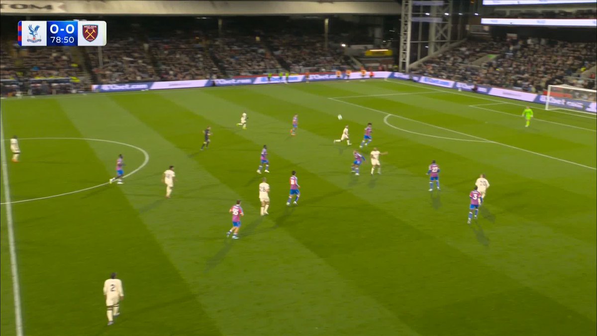Valentin Castellanos with a chance for West Ham ⚒️