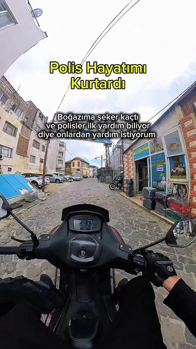 Bir motosiklet sürücüsü, boğazına kaçan şeker nedeniyle boğulma tehlikesi yaşadı. O sırada şans eseri yoldan geçen polisler Heimlich manevrası uygulayarak sürücünün hayatını kurtardı