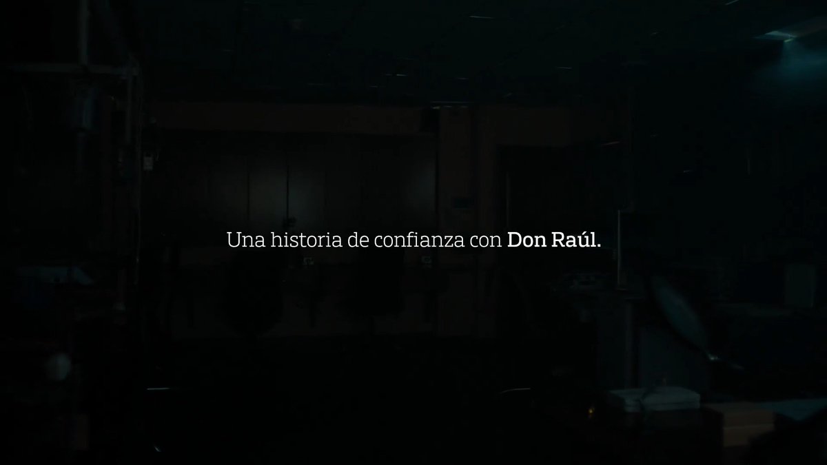 Raúl, artesano orfebre en Chordeleg, empezó desde cero, con sus manos, su oficio y una convicción clara: la confianza es la base de todo. Su historia no solo vive en cada pieza que crea; vive en su familia y en todo lo que han levantado juntos con el paso del tiempo.