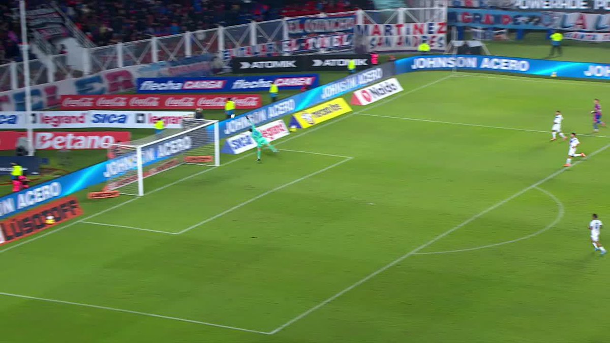 ¡ARQUERO MUNDIALISTA! Impresionante tapadón de Álvaro Montero ante un remate sorpresivo de Auzmendi en el empate 0-0 de San Lorenzo y Vélez en el Nuevo Gasómetro por la fecha 15 de la Zona A del #TorneoApertura.