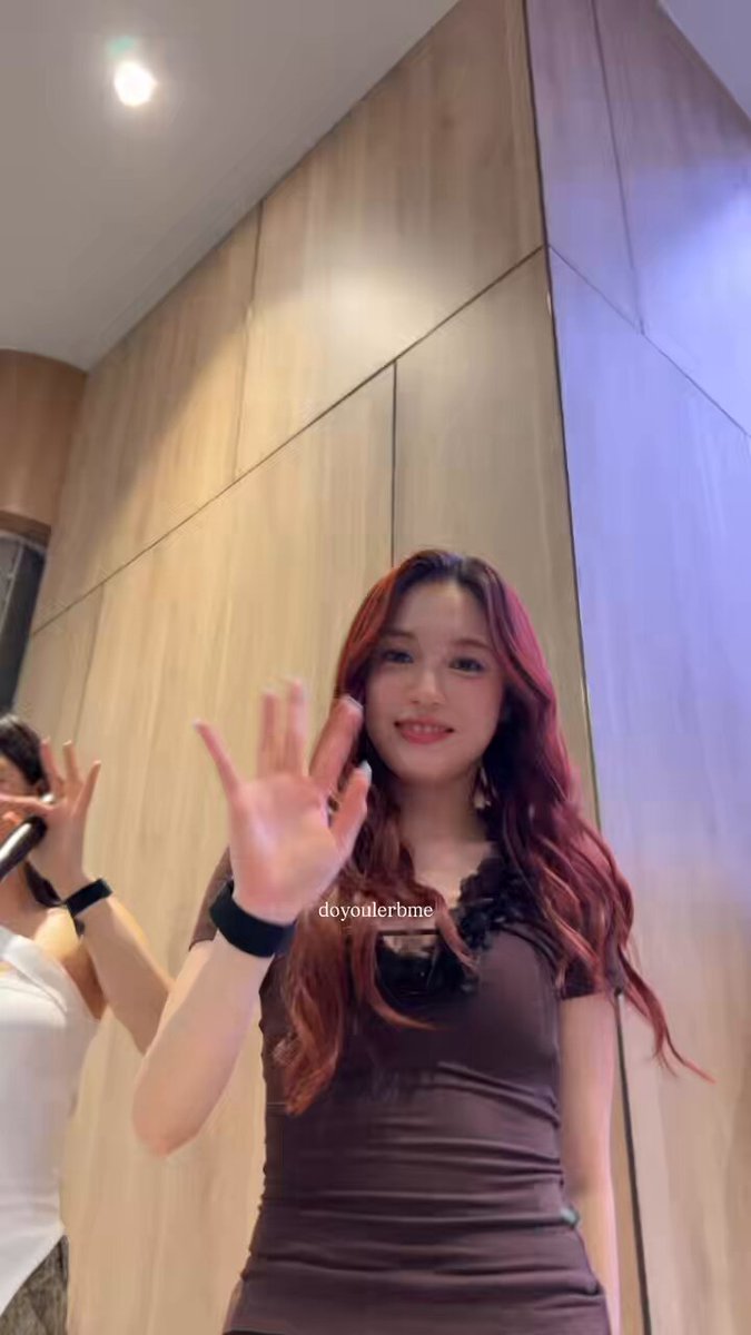 #Loverrukk #มินิฮาร์ทของเลิฟ ((I love how Nong Love keeps matching all single muvs, it’s cute😂)) 🙋🏻‍♀️: Last time, I told you to find a girlfriend for me, still don’t have one. 💖: There’s a couple over there, kisses. 🙋🏻‍♀️: Again? 💖: ((Ask the one that near)) What about you, Phi, are you single? 🙋🏻‍♀️: Not this one! 💖: Can’t? 🙋🏻‍♀️: We’re just Phi-Nong, Phi-Nong! 👩🏻: Like sisters! 💖: How about that one, hey Phi over there, are you single? Don’t avoid my eyes, or you’ll stay single! 💖: ((change to another one)) Are you single? You are?! ((claps her hands happily)) 💖: ((turns back to the first muv who wanted a match)) There, that person is single! Okay, what’s your IG? You’ve gotta start from the DMs, keep it simple like “Hi kub” 🙋🏻‍♀️: Can you get her IG for me, please? 💖: ((smiles)) Phi! she’s asking for your IG, can you share it? ((after that)) what if, you two can actually become a couple??? 😆 #GirlRulesSeriesEP6 #MilkLove #มิ้ลค์เลิฟ