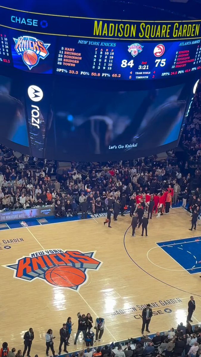 🏀 LISAN AL GAIB! Timothée Chalamet receiving huge ovation after showing up at the Knicks jumbotron tonight.