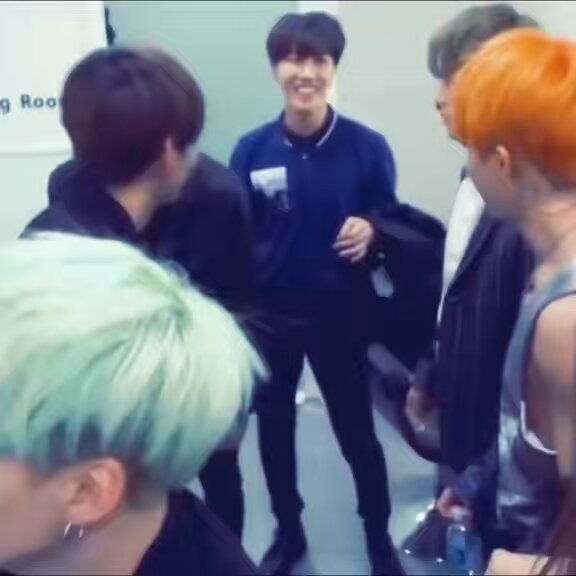 dito isso, yoongi nasceu de cabelo verde menta