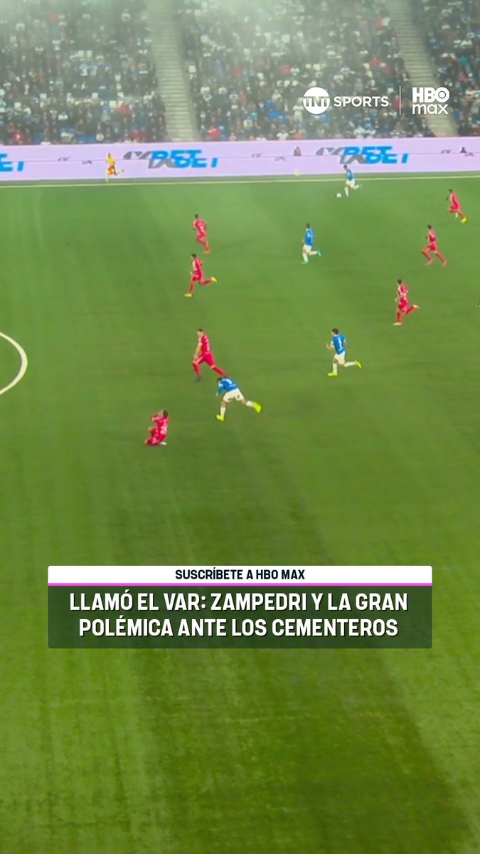 👀💥⚽ La polémica en el Claro Arena Fernando Zampedri, delantero de #LosCruzados, fue protagonista de esta jugada que fue revisada en el VAR, pero que en definitiva, Nicolás Gamboa desestimó una supuesta agresión del Toro a un jugador de Unión La Calera. ¡Disfruta la #LigaDePrimeraMercadoLibre 2026! Suscríbete a #TNTSportsenHBOMax 📲