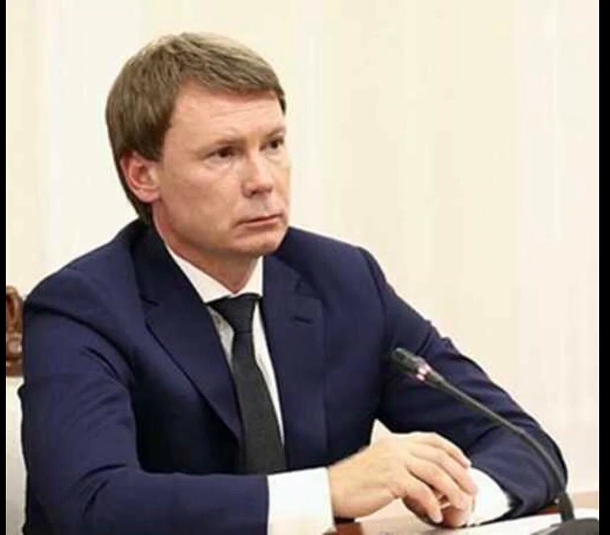 ВЧК-ОГПУ и стало известно о совершенно потрясающей истории. Перед тем, как государство изъяло у экс-депутата заксобрания Кубани Алексея Сидюкова активы на 62,5 млрд рублей, его «раскулачило» и окружение Рамзана Кадырова, при участии самого главы Чечни. Как рассказал источник, в начале осени 2025 года Алексею Сидюкову стало известно, что у него большие проблемы и ему грозят антикоррупционный иск и уголовное дело. Он обратился за помощью к нашему постоянному герою другу Рамзана Кадырова, «кошельку» и советнику главы ДНР Дениса Пушилина Якову Хачаняну. По словам собеседника, тот пообещал решить проблему «через Кадырова» и других влиятельных персон. Была озвучена и некая «фантастическая сумма», из которой Сидюков выделил, что называется на организационные вопросы, 10 млн долларов. В результате 23 сентября 2025 года в Грозном состоялась знаменательная встреча на высшем уровне с участием самого Кадырова, председателя правительства ЧР Магомеда Даудова, главы ДНР Пушилина, сенатора от ДНР Александра Волошина, советника главы ДНР Якова Хачаняна, Алексея Сидюкова, а также Мирослава Тертеля (сын председателя КГБ Беларуси). Мероприятие называлось «совещание по теме «Инвестиции в развитие ДНР». Источник говорит, что фактически обсуждалось решение вопроса Алексея Сидюкова, который был представлен Кадырову, как человек, который готов инвестировать в различные фонды республики и в ДНР очень и очень большие деньги. Кадыров поручил Даудову организовать взаимодействие с Сидюковым через Хачаняна. “От души благодарю дорогих братьев за визит. Уверен, что вместе мы продолжим плодотворно работать во благо наших республик», - заявил довольный Кадыров по итогам мероприятия. Однако, 10 апреля 2026 года судебные органы по иску ГП РФ приняли решение изъять у Сидюкова активы аж на 62 млрд рублей. Как уверяет собеседник, сейчас представители Чечни и Хачанян требуют от Сидюкова все равно заплатить всю сумму и выполнять все инвестиционные обещания, чтобы избежать уже уголовной ответственности. Решить проблему обещают через «звонок самому главному».