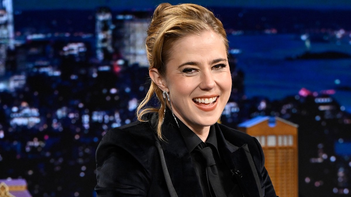 Taylor Dearden got the stamp of approval from Alanis Morissette after performing karaoke to “You Oughta Know” in the season finale of The Pitt! #FallonTonight #ThePitt