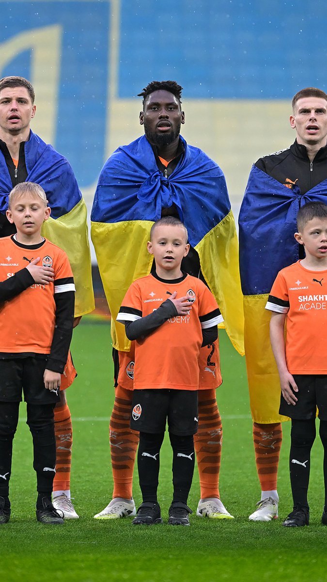 😍 Наш козак! 🧡 Лассіна Траоре співає Гімн України 🇺🇦 🙏 Мороз по шкірі… Без зайвих слів ✨ #Shakhtar #ШахтарПолісся