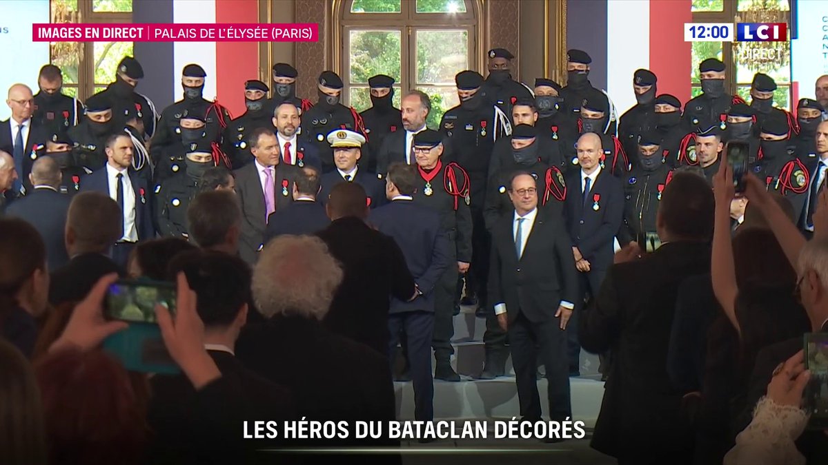 🔴 Les 59 policiers et les 2 présidents d’association décorés de la Légion d’honneur, réunis sous les chants des rescapés du Bataclan, en hommage à leur courage face à la tragédie