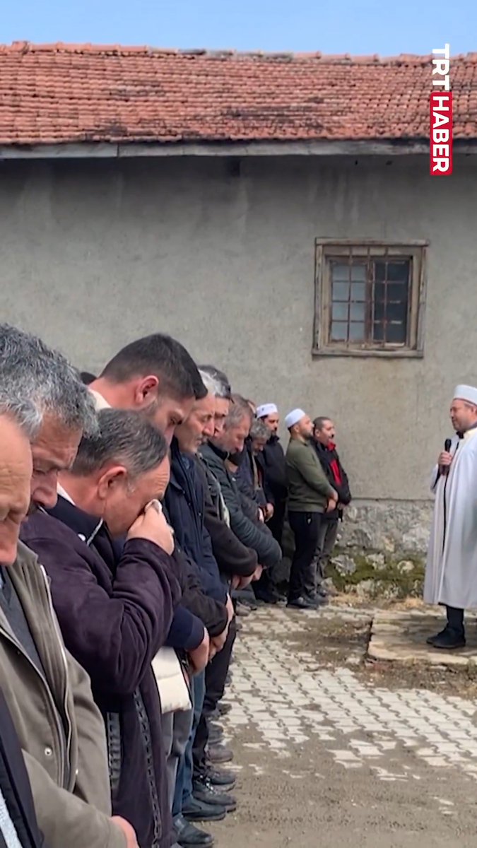 'Köyün neşesi'ne acı veda... Çorum'a bağlı Üyük köyünde zihinsel engelli Dursun Karatepe'nin hayatını kaybetmesi köy sakinlerini hüzne boğdu. 33 yaşındaki Karatepe'nin cenaze namazını kıldıran imam, engelli gencin tabutu başında gözyaşlarını tutamadı.
