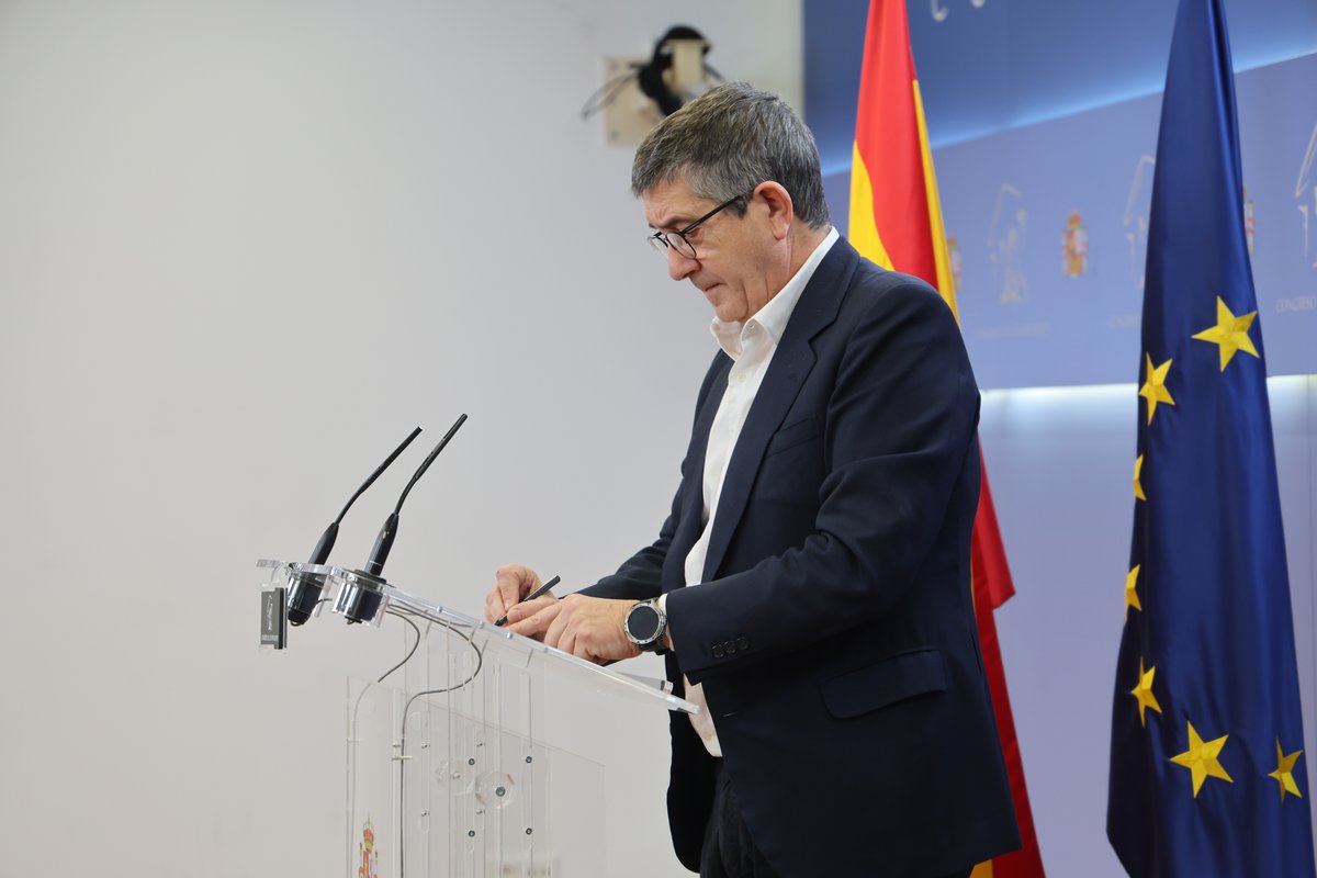 La verguenza de Tellado ya no tiene límites. Tira la piedra y esconde la mano. ¿Se atreverá a decir qué ONGs trafican con personas? Ya os aseguro que no.