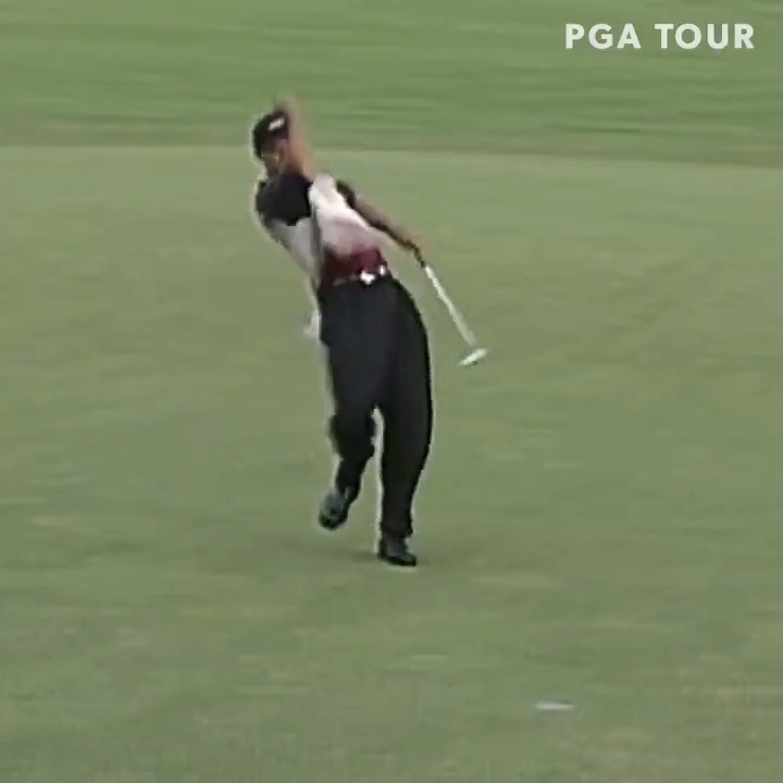 Never forget Tiger Woods &amp; Ernie Els epic battle during a playoff at Kapalua back in 2000. What an incredible ending 🔥 RIP to the Hawaii swing… 🌋🌴