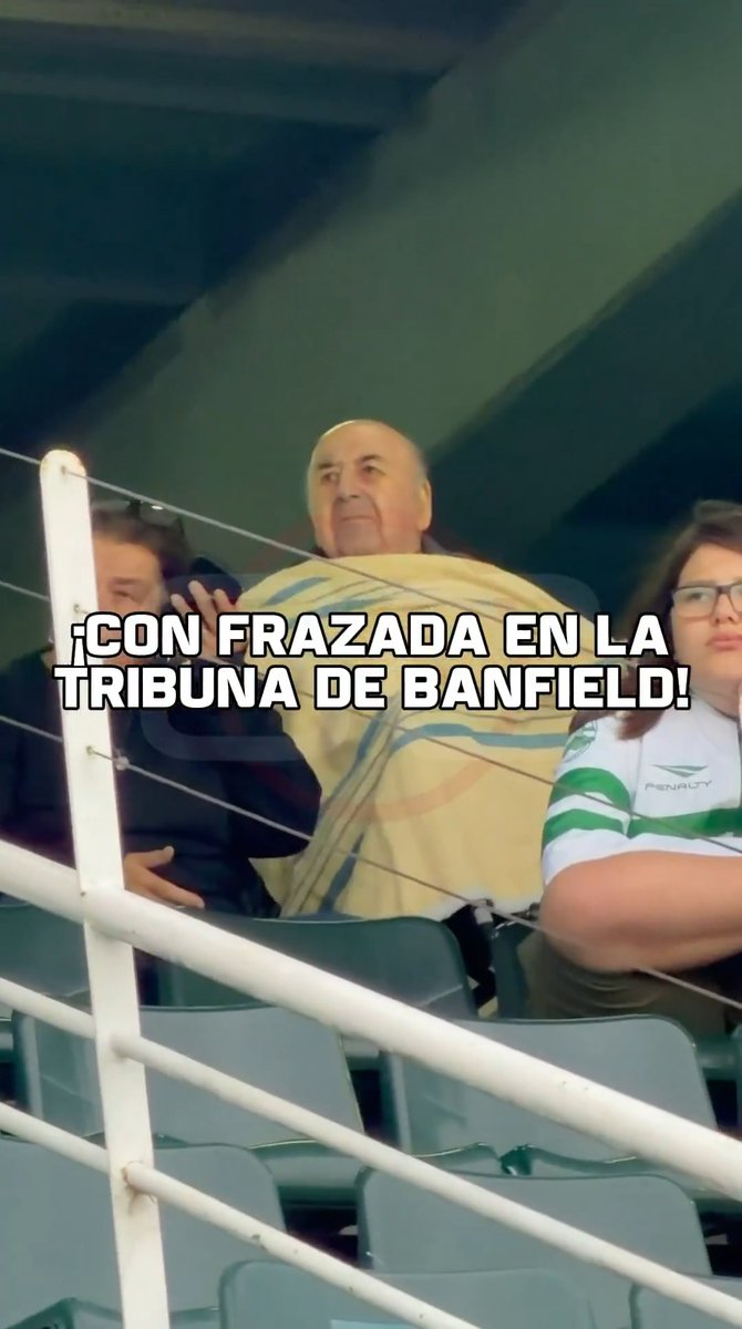 🛏️❄️ ¿Arrancó la temporada de frío en el fútbol argentino? Para el Banfield - Independiente Rivadavia, un hincha se llevó a la cancha... ¡UNA FRAZADA!