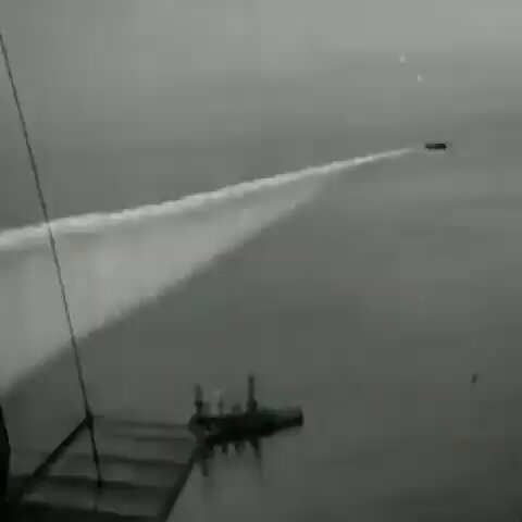 🚨 ALERTE INFO 🌍 : En 1923, un avion a largué un rideau de tétrachlorure de titane pour dissimuler des navires. La fumée blanche dense qui en résultait était en réalité composée de gouttelettes d’acide chlorhydrique et d’oxyde de titane. (T)