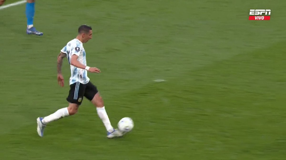عايزك تركز على شئ واحد الدقيقة 1:02 ورد فعل كليني (نهائي الفيناليسما 22) كأنه بيقول لـ دوناروما انت لسا واقف مكانك بتعمل ايه حارس عجل وتقيل ،ضعيف في الانفرادات وبطئ سهل تراوغه وسهل تكسب ضربة جزاء سهل تحطها لوب من فوقه لأنه دايما متأخر اقدر اجيب 30 مثال