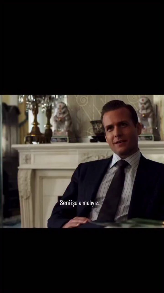 Hukuk fakültesine hiç gitmemiş ama inanılmaz bir zekâya sahip Mike Ross, tesadüfen New York'un en başarılı avukatlarından Harvey Specter için çalışmaya başlar. İkili, zekâlarını konuştururken Mike'ın büyük sırrı her an açığa çıkma tehlikesiyle karşı karşıyadır. 🎬 Dizi: Suits