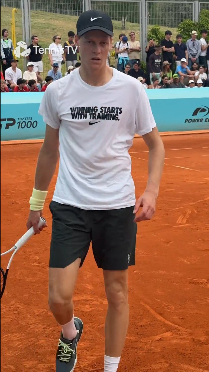 Jannik Sinner practicing in Madrid. Big crowd for the world #1. Looking sharp. 🇮🇹🦊
