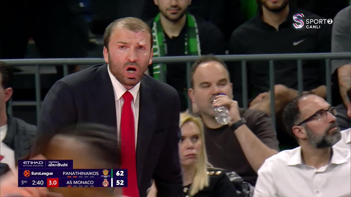 Blossomgame, fake gösterdi ve ardından çift el smaçla basketi bularak farkı 10'a indirdi! 🏀