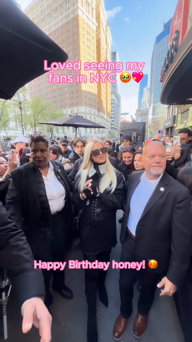 Had so much fun surprising my fans with a DJ set in Herald Square yesterday with KARL LAGERFELD 💖🖤 These special moments with my #LittleHiltons are why I do what I do 🥹