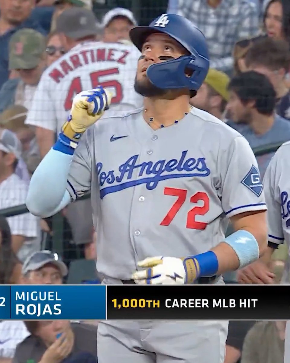 Miguel Rojas llegó conectó su hit número 1,000 en las Mayores y Dave Roberts amagó con lanzar la pelota de este logro a la tribuna 🤣⚾️.