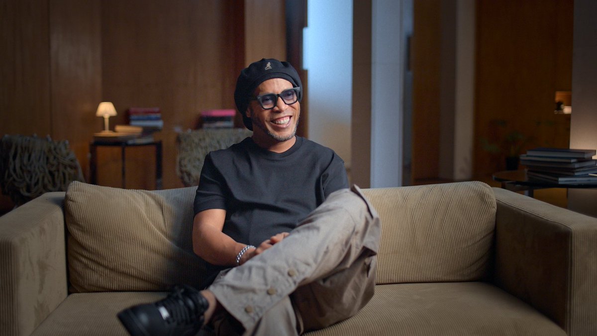 Com quantos anos vocês descobriram que o Ronaldinho Gaúcho aprendeu a dar passe olhando pro outro lado com jogadores de basquete?