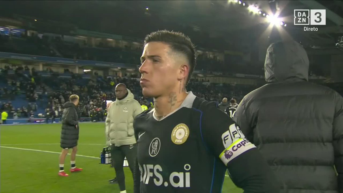 Enzo Fernández ficou sozinho a ouvir os adeptos do Chelsea após mais uma derrota humilhante.