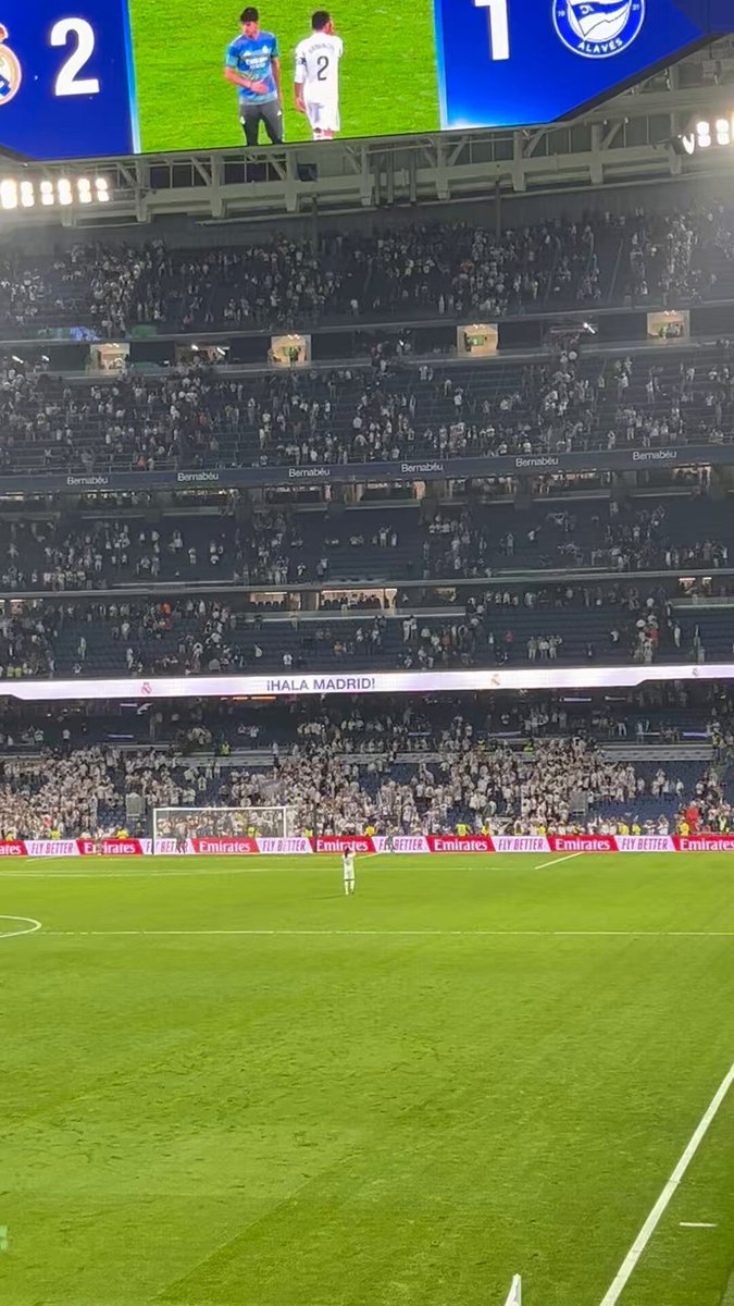 Camavinga aplaudiendo a la afición del Santiago Bernabéu tras el partido