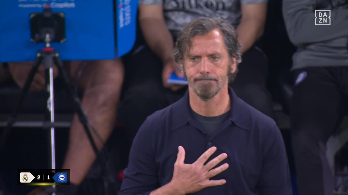 El momento en el que Kylian Mbappé le regala la camiseta a Quique Sánchez Flores al final del encuentro #LALIGAenDAZN ⚽