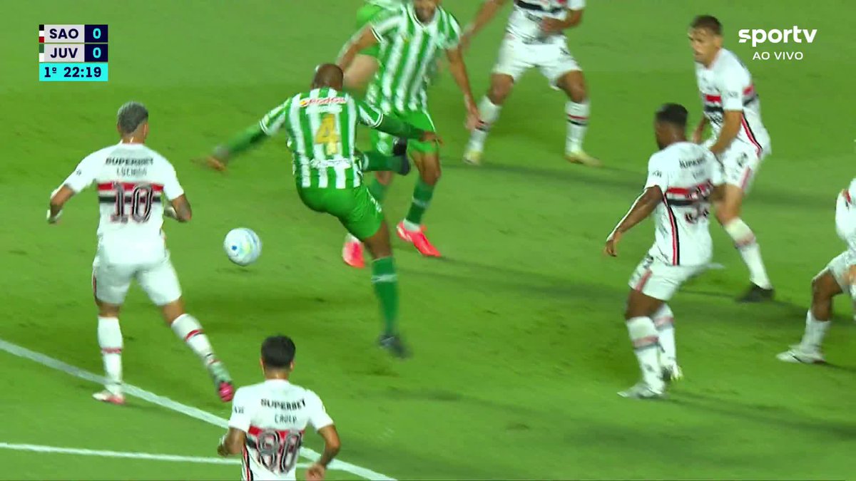 Zagueirão Messias se aventurando no ataque. 🎥 sportv | ge