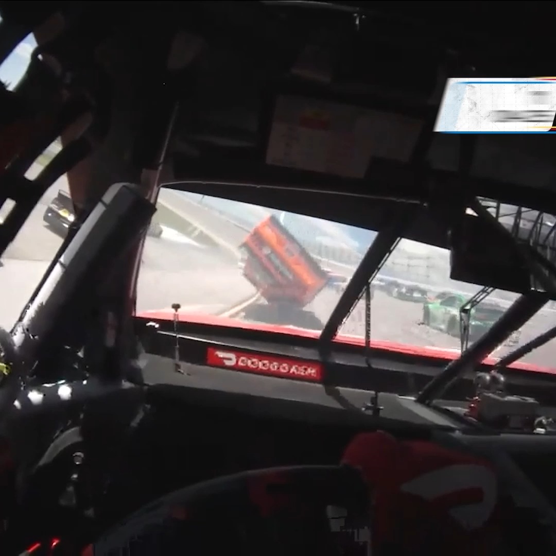 That was some heads-up driving from Bubba Wallace. 😳